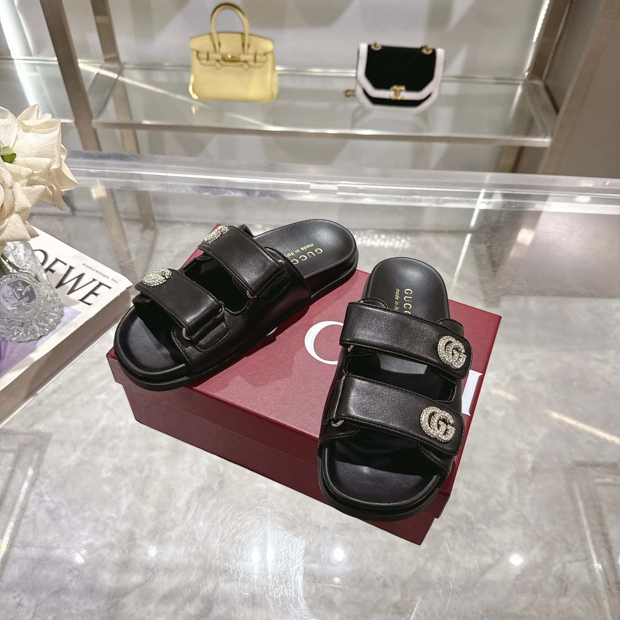 Wholesale direct sales 260👟👟 Gucci’s modern design aesthetic explores the path of unique craftsmanship, cleverly integrating the brand’s classic elements with its beloved brand identity. The sandal is embellished with the beloved Double G hardware, adding a touch of understated branding to the design, complementing the versatility of the Velcro straps. Women Light gold tone hardware Sheepskin lining Double G Rubber sole Velcro fastening Flat sole
